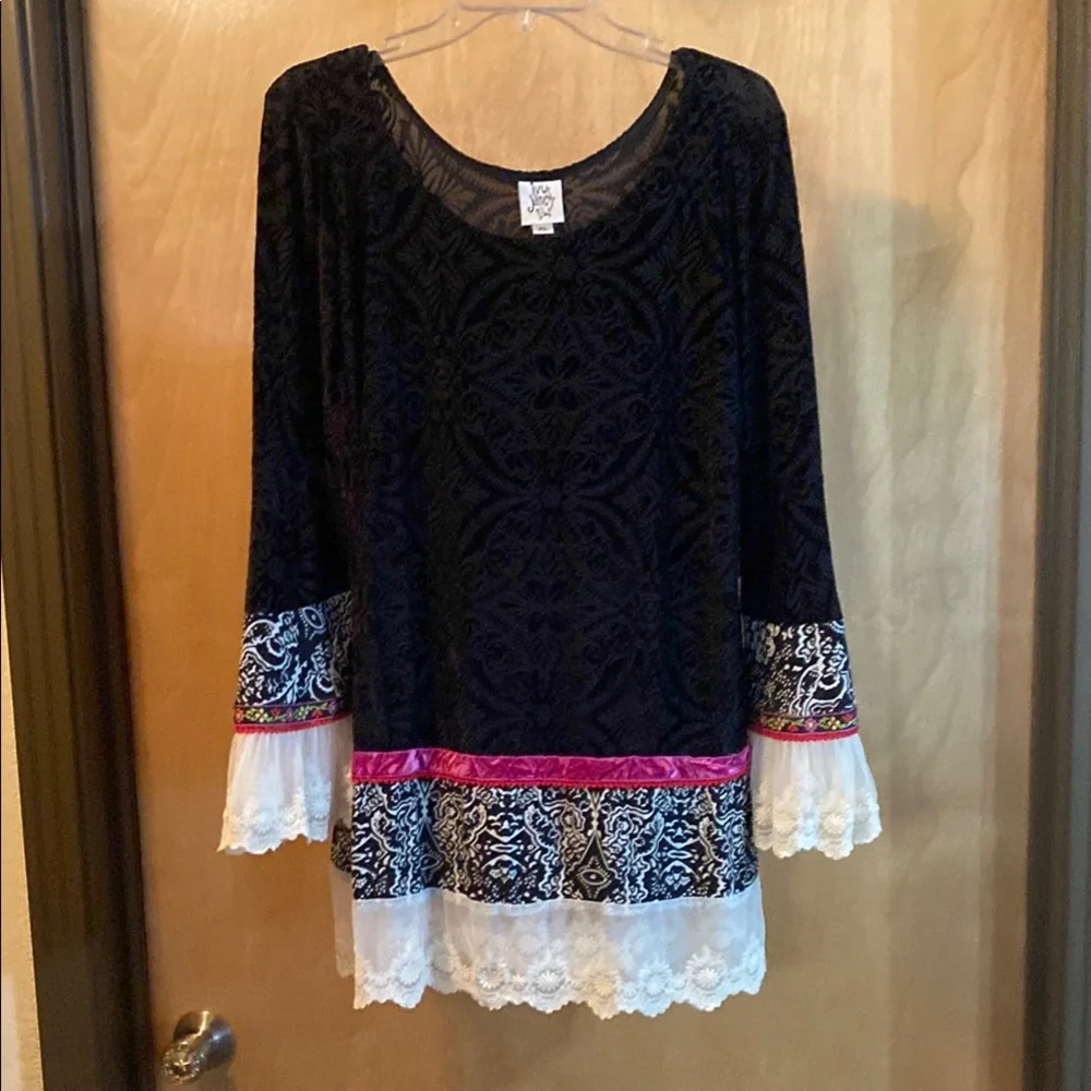 Ivy Jane Black Graphic Embellished Blouse - Picture 2 of 8